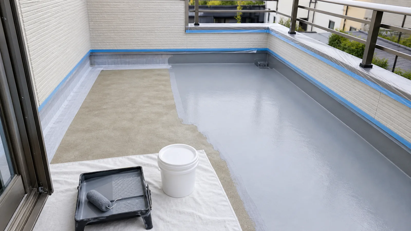 下地処理と防水層の施工途中が分かるバルコニー