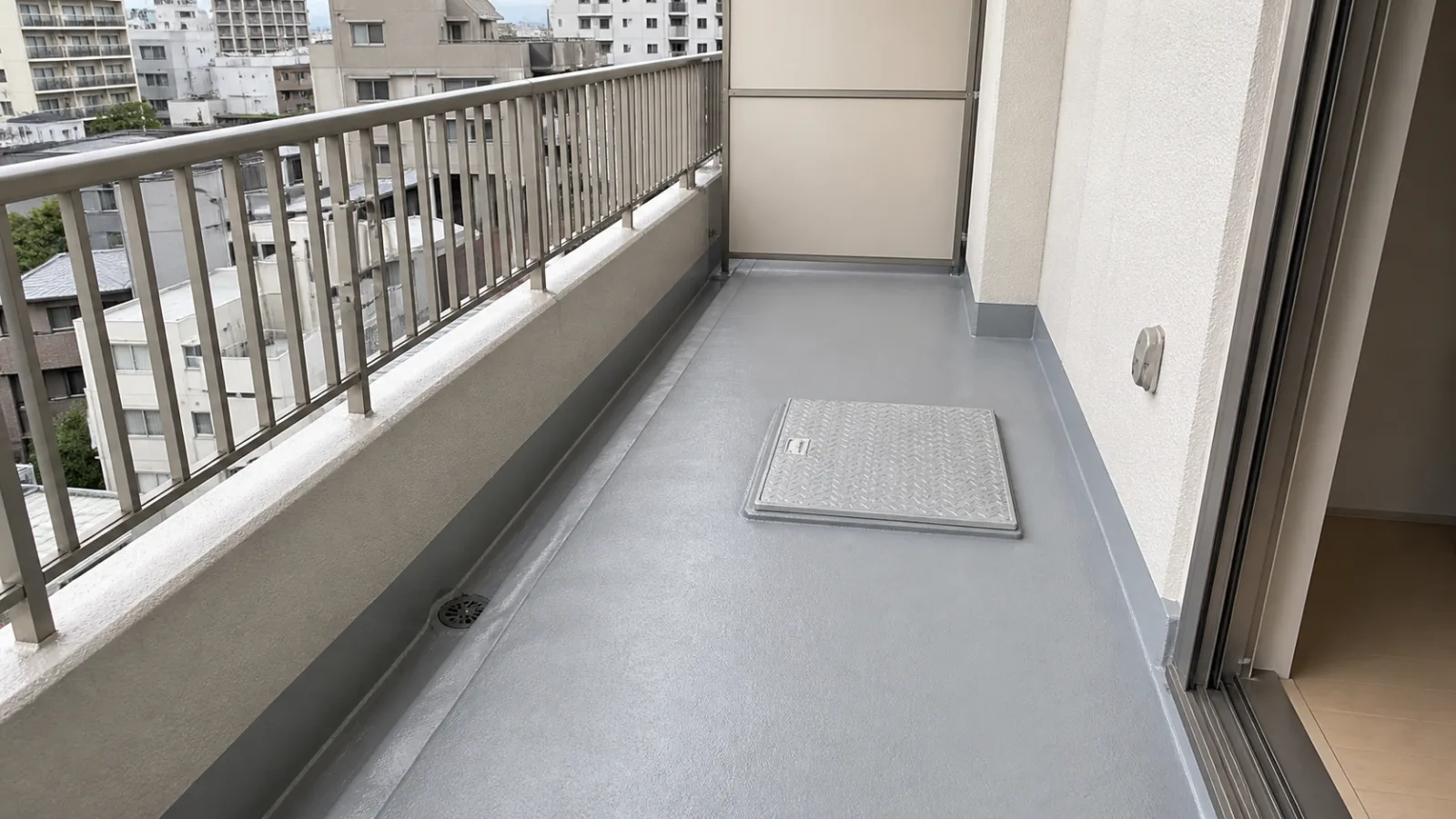 排水溝と避難設備を確保したマンションバルコニー