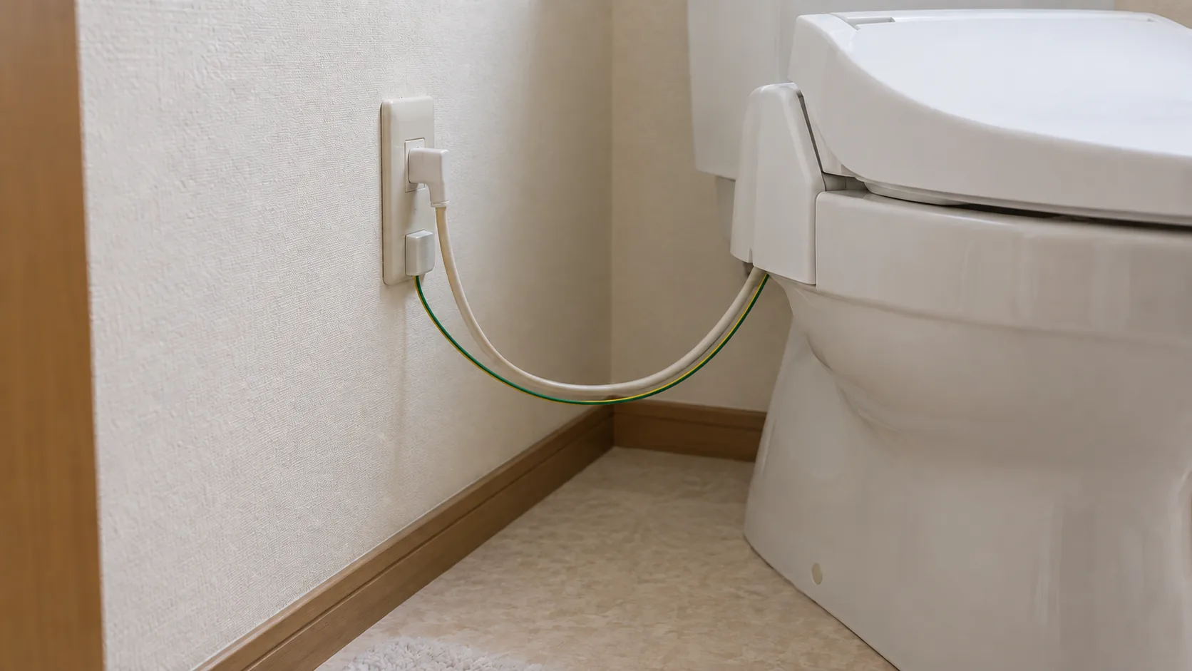 温水洗浄便座の脇に設けた電源コンセントと配線