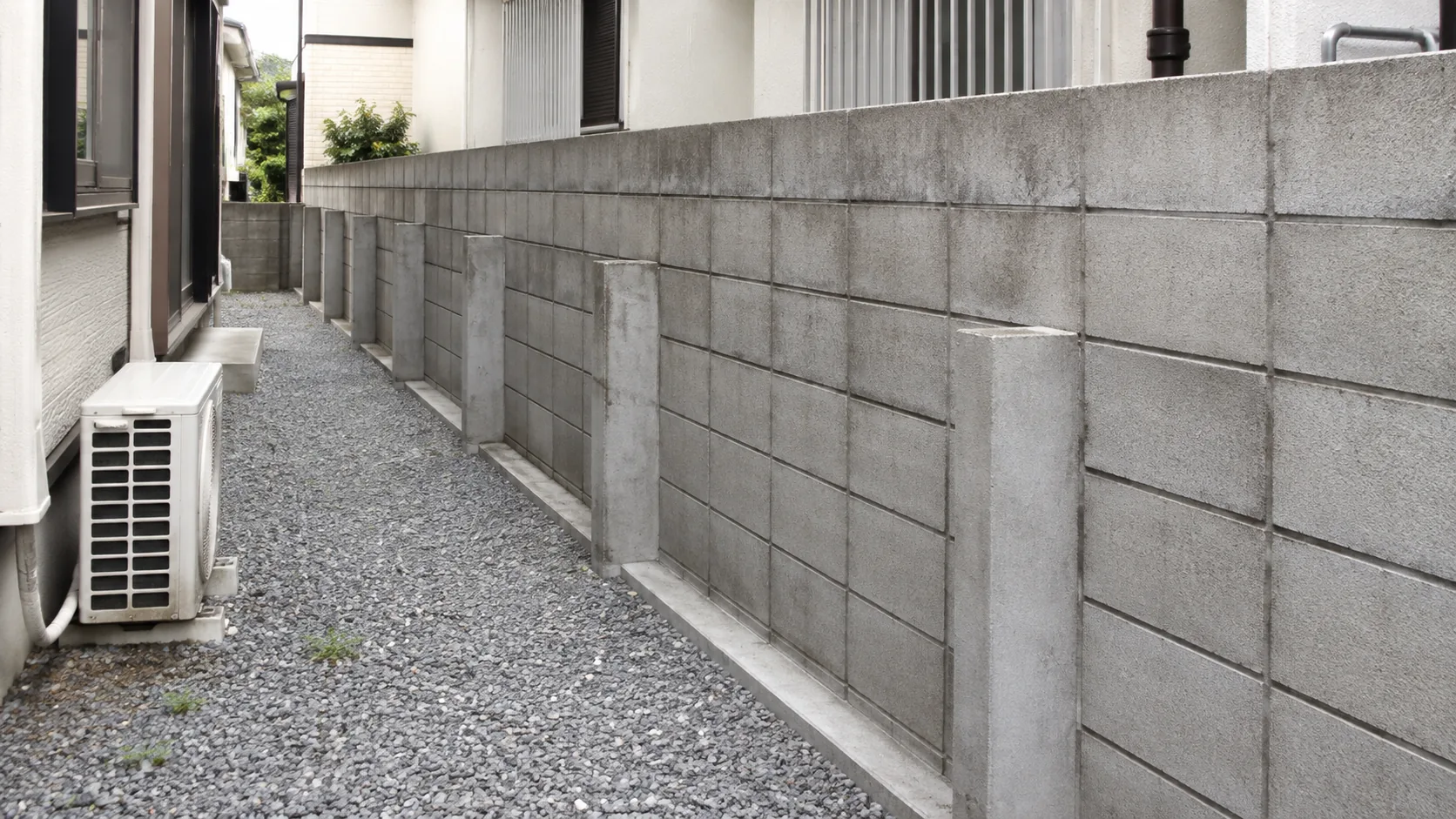 敷地側から控え壁と連続基礎を確認できる日本住宅のブロック塀