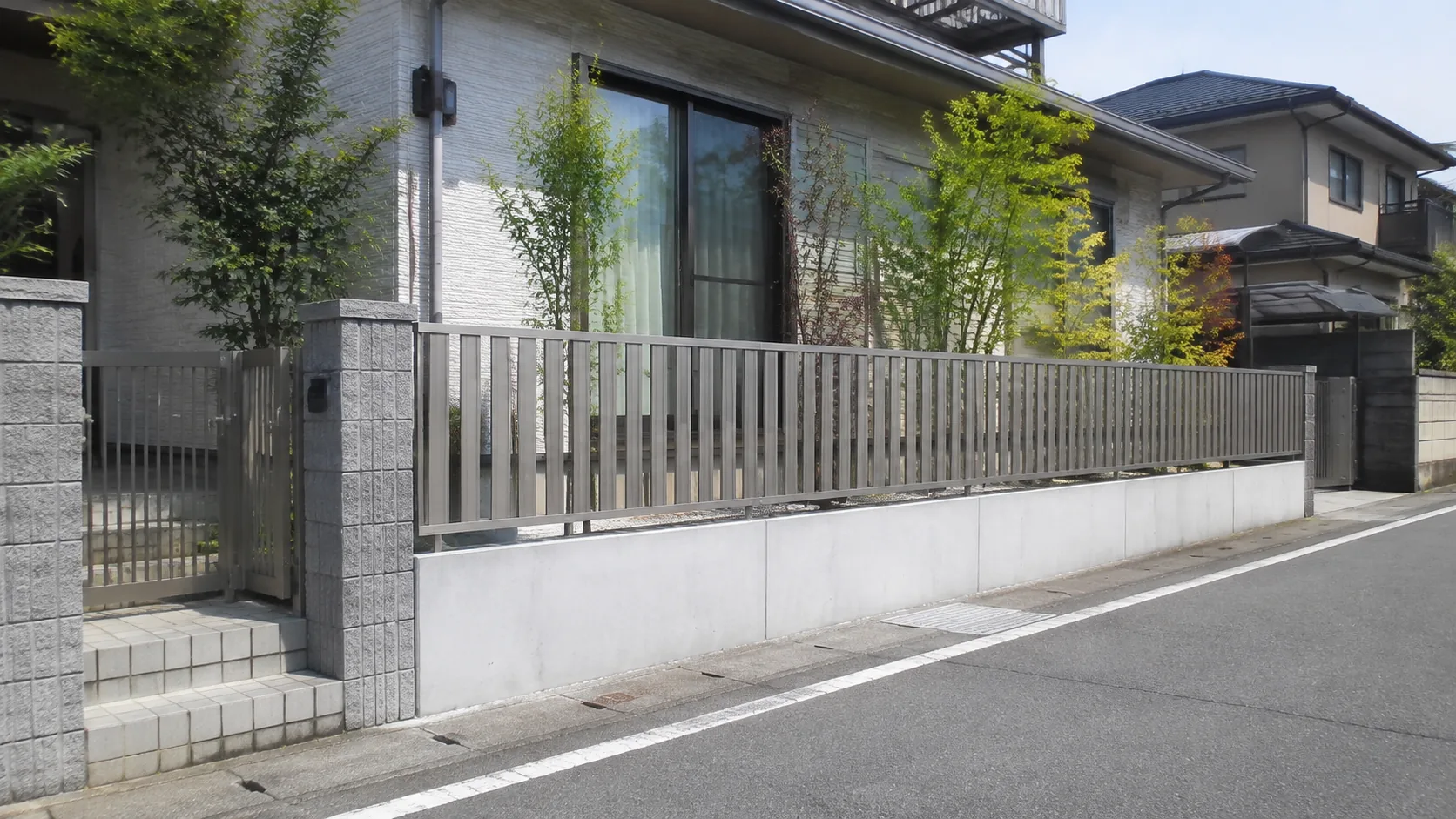 高い塀を撤去し低い基礎と軽量アルミフェンスへ改修した日本住宅の境界