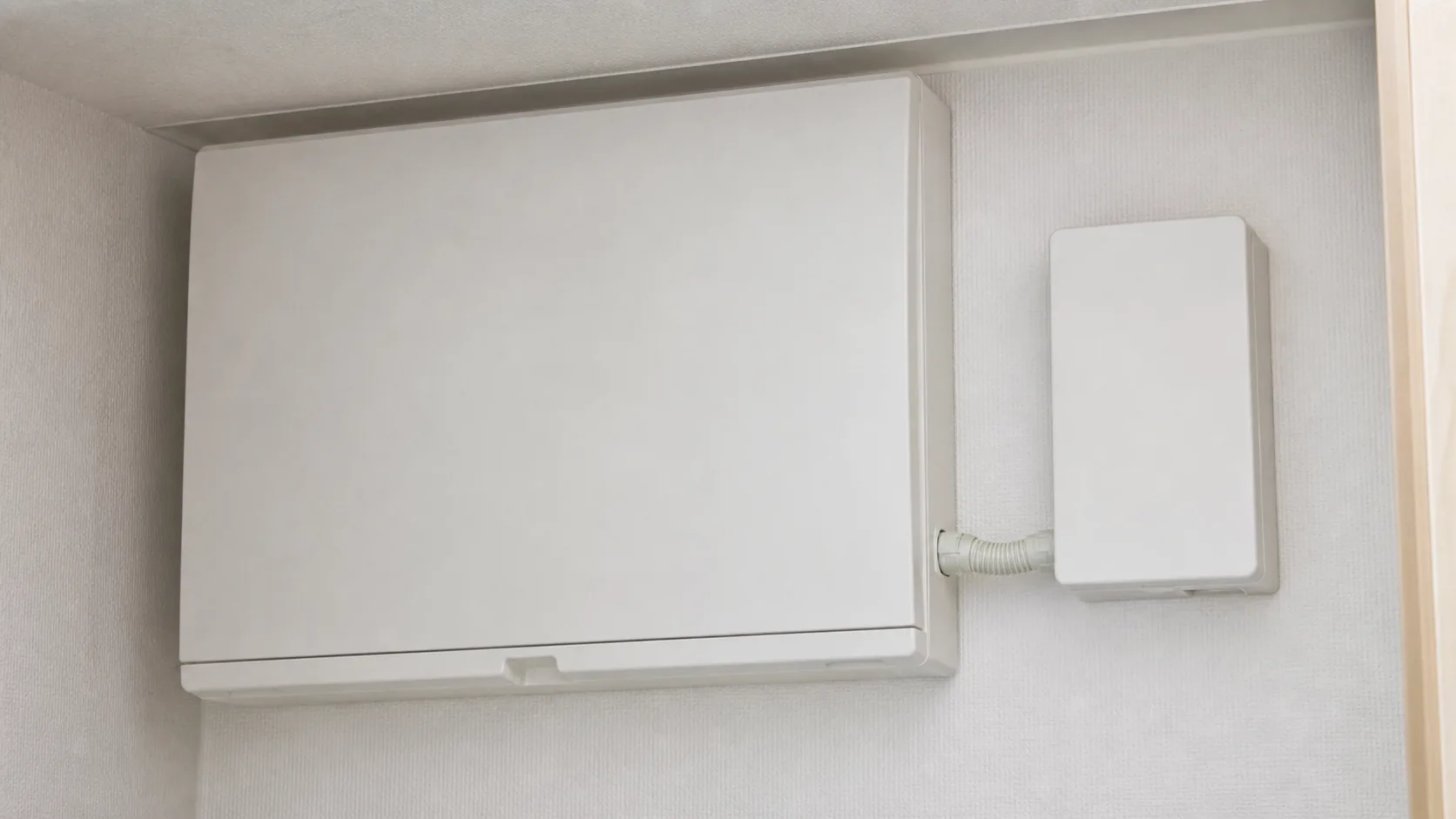 既存の住宅用分電盤に後付けした感震装置の収納外観