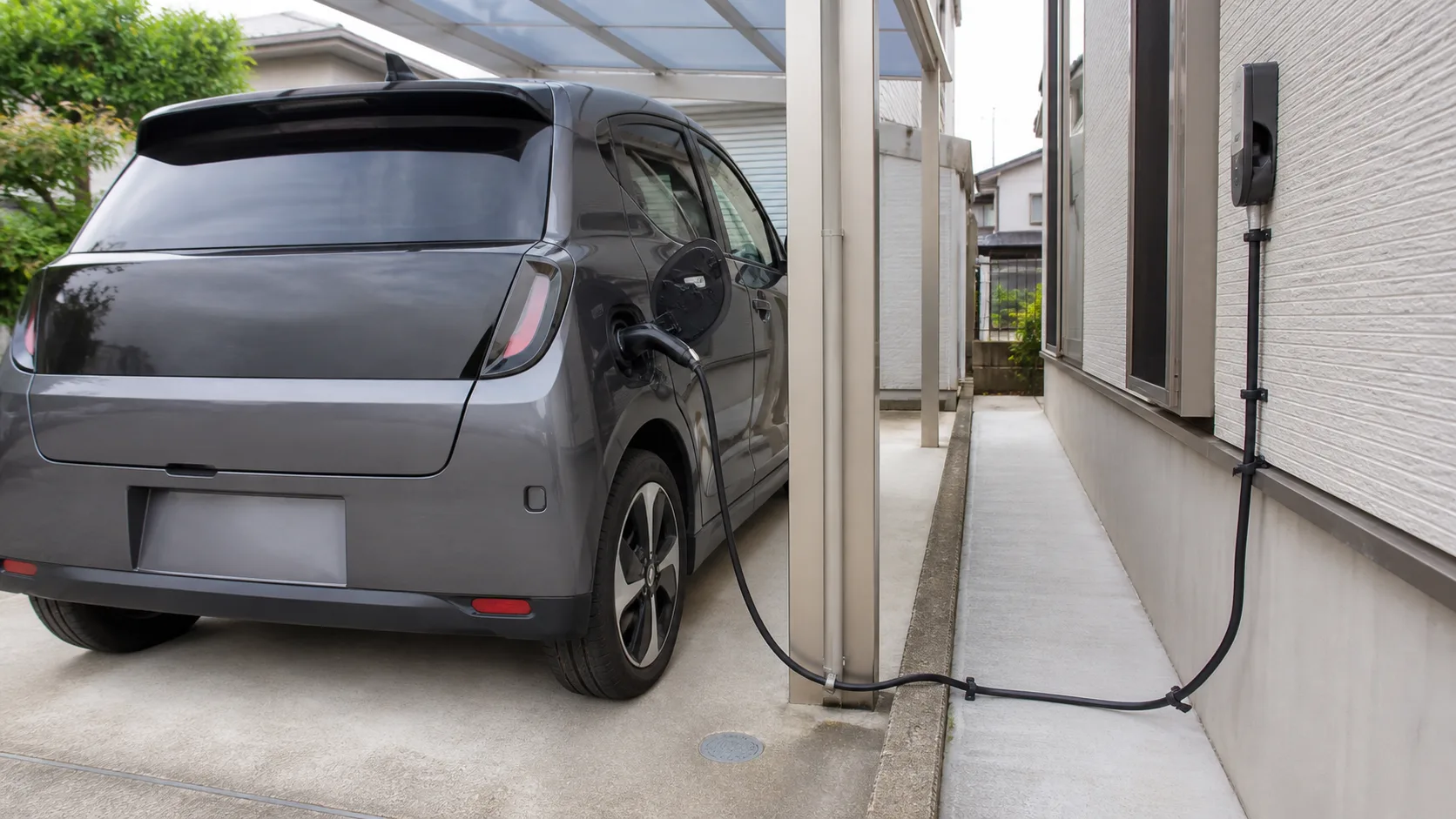通路とタイヤを避けてEV充電ケーブルを配線した戸建て駐車場