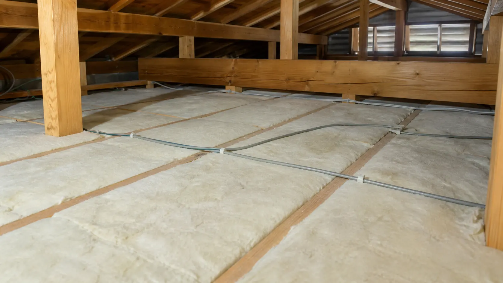 天井面へ隙間なく断熱材を施工し配線を整理した日本の戸建て小屋裏