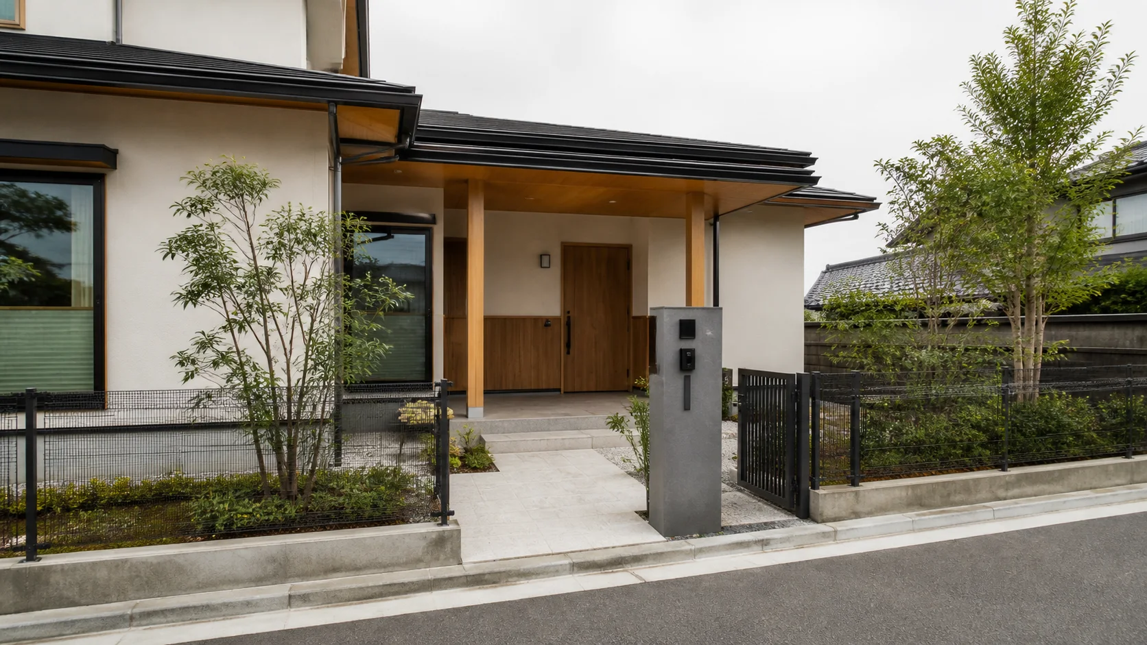 道路から玄関と窓まで見通しよく整えた住宅のアプローチ
