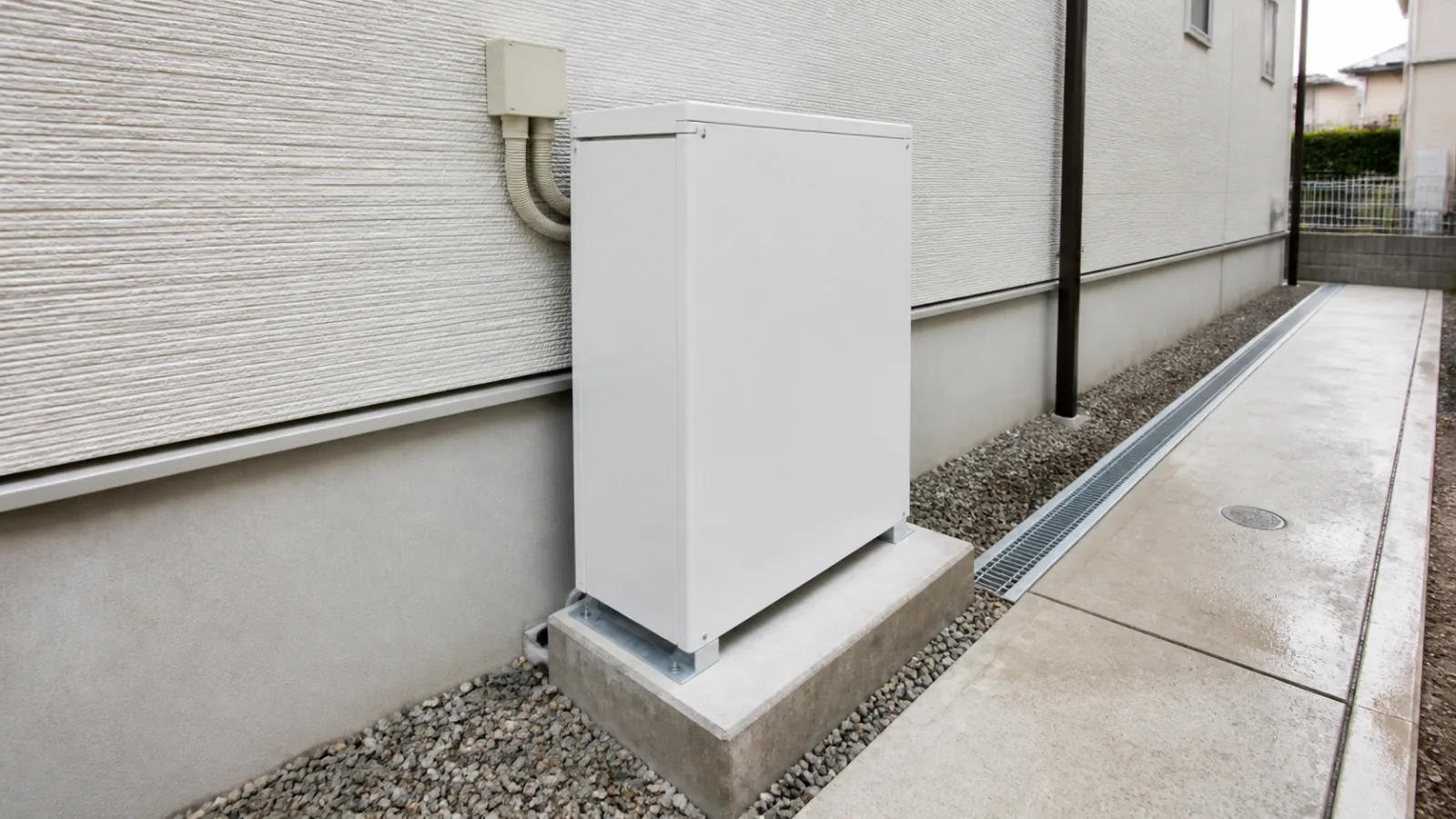 コンクリート基礎上に安全間隔を確保した屋外蓄電池