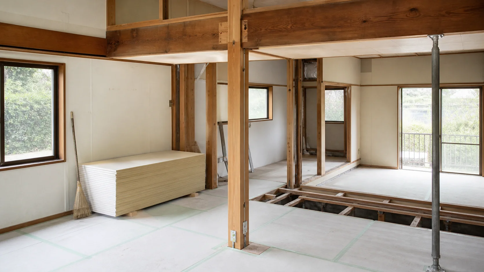間仕切壁撤去後も主要な柱と梁を残した木造住宅の改修現場
