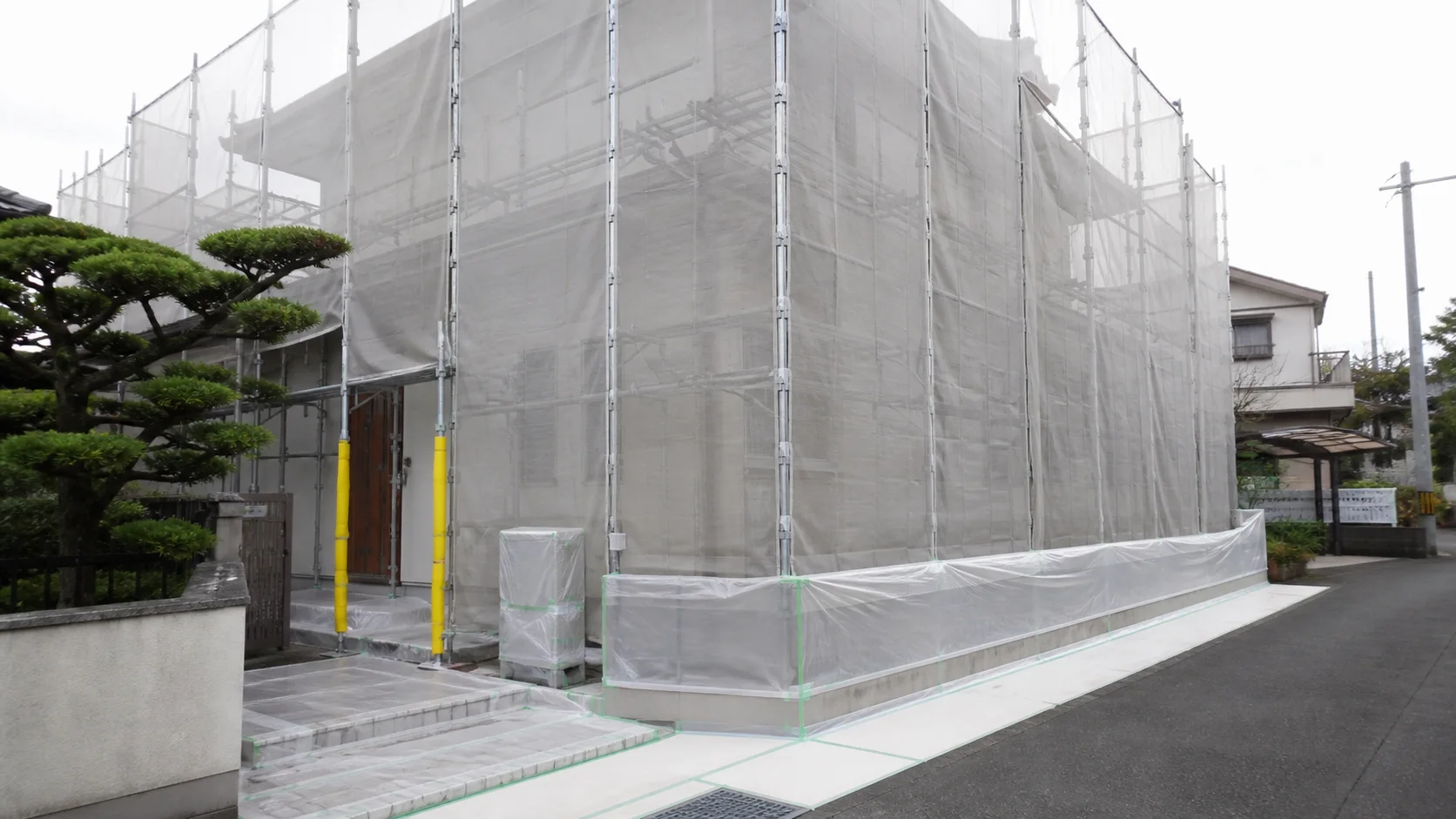 飛散や汚れを防ぐため丁寧に養生された住宅工事現場