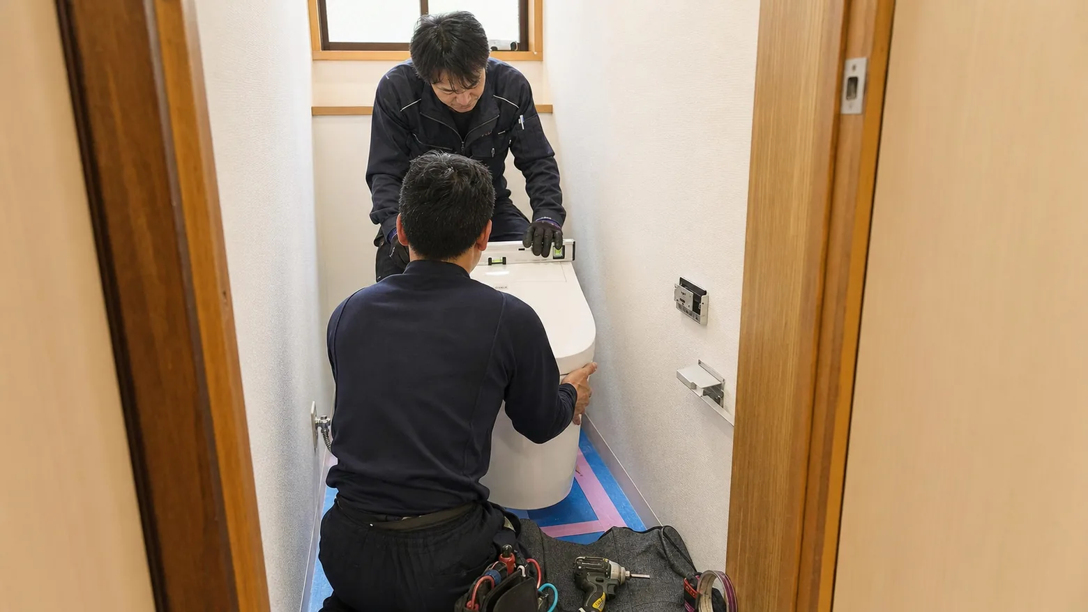 新しく設置された洗面化粧台と収納