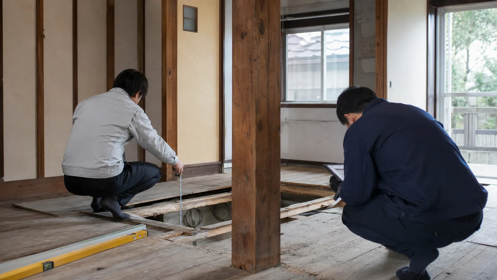 既存住宅の柱や床下を確認するリフォーム現地調査