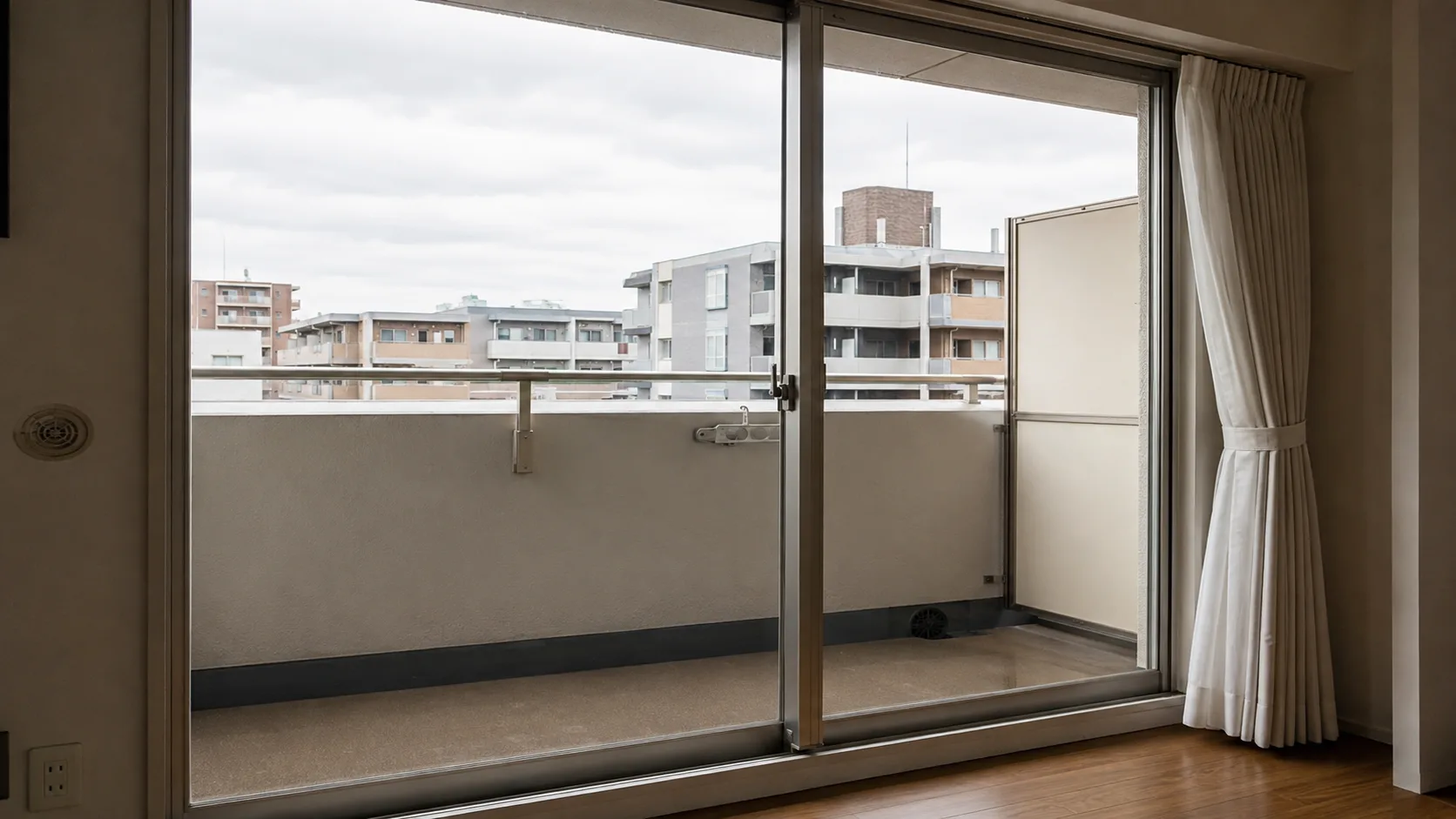 飛来物になる物を置かず避難経路を空けたマンションのバルコニーと窓