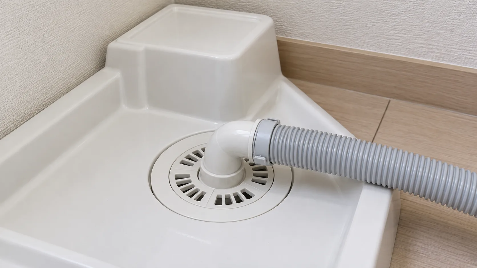 洗濯機パンの排水口とホースを接続したエルボの周辺