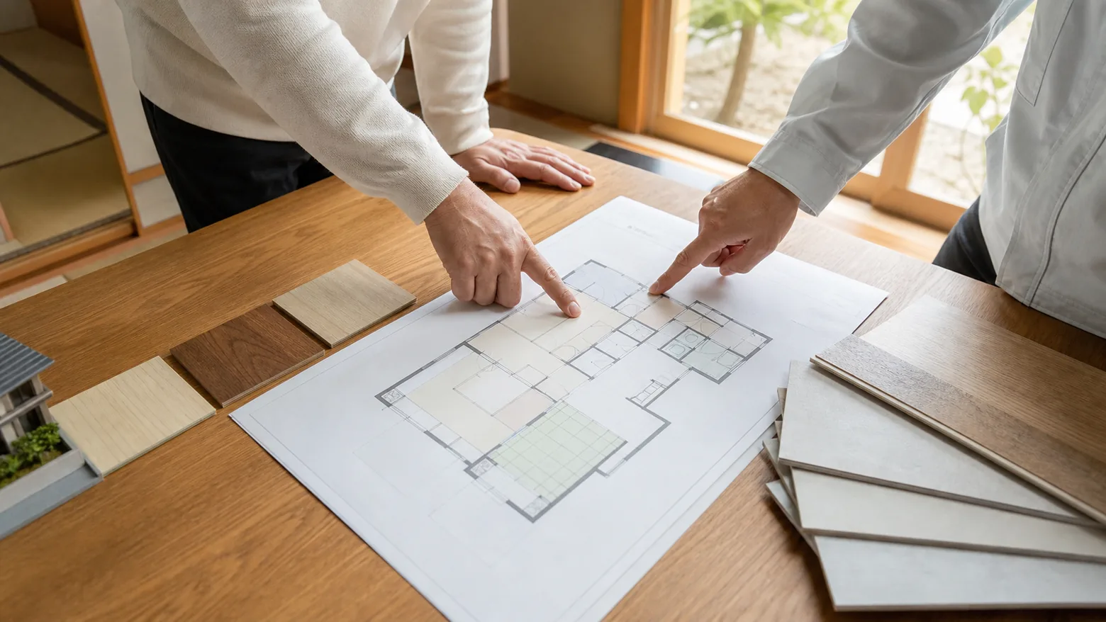 リフォーム会社と施主が間取り図を見ながら相談する手元