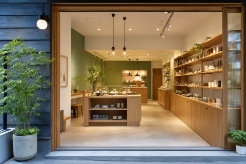 木目を生かして改装した明るい店舗